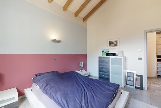 chambre avec plafond à poutres, beamed ceiling, cloison sèche, drywall, et inside property