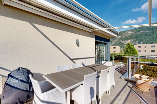 terrasse avec day time, mountain view, vue sur la montagne, coin repas extérieur, et from property