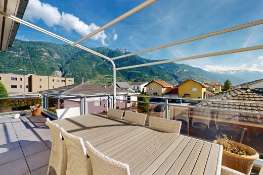 terrasse avec from property, coin repas extérieur, mountain view, vue sur la montagne, et day time