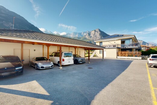façade avec mountain view, vue sur la montagne, day time, et parking