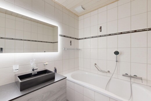 salle de bains avec mur en carrelage, tile wall, salle de bain complète, bain, et lavabo (ou coiffeuse selon le contexte)