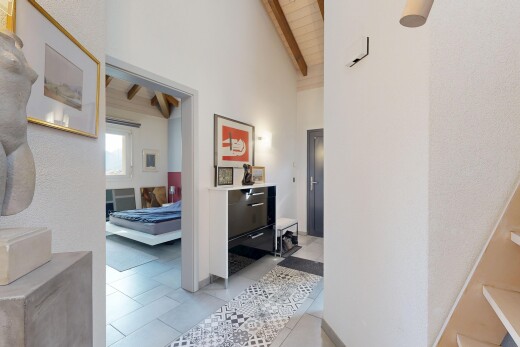 couloir avec plafond à poutres, beamed ceiling, lumière naturelle, natural light, et plafond en bois