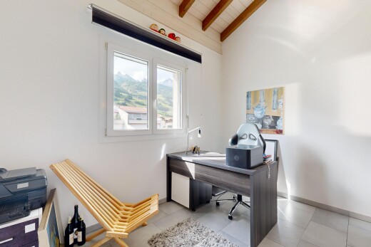 bureau avec espace bureau, plafond voûté, vaulted ceiling, plafond à poutres, et beamed ceiling