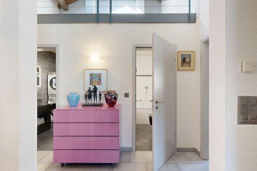couloir avec inside property, sol en carrelage, tile floor, light floor, et lave-linge et sèche-linge superposés
