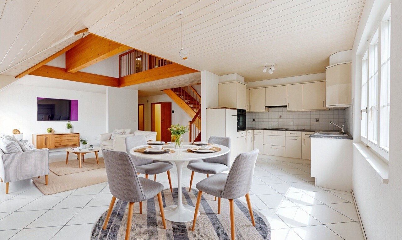esszimmer mit natural light, natürliches licht, küchenrückwand beim Herd, tile floor, und fliesenboden