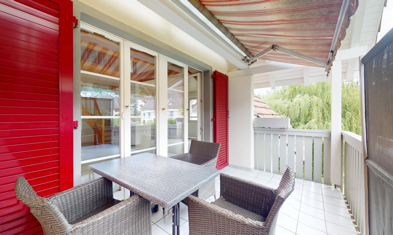 terrasse mit markise, essbereich im freien, und französische türen