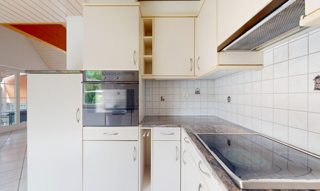 küche mit ofen, herd, dunstabzugshaube, inside property, und küchenrückwand beim herd