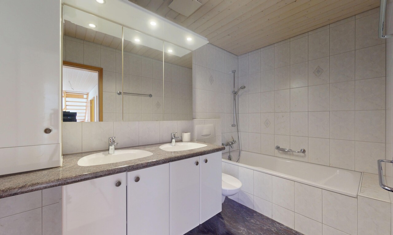 bad mit waschbecken, tile tub, fliesenwand, tile wall, und kombiniertes bad / dusche
