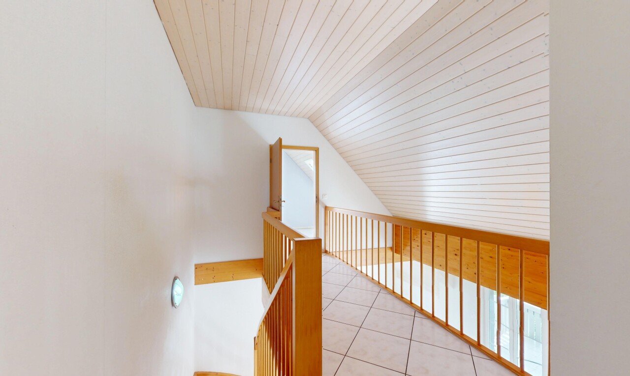 treppe mit dachschräge, vaulted ceiling, dachboden, fliesenboden, und tile floor