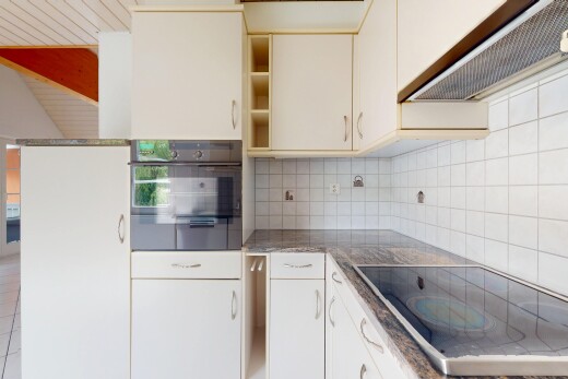 küche mit ofen, herd, dunstabzugshaube, inside property, und küchenrückwand beim herd