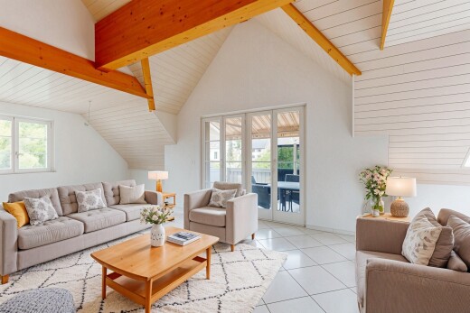 wohnzimmer mit beamed ceiling, balkendecke, inside property, tile floor, und fliesenboden
