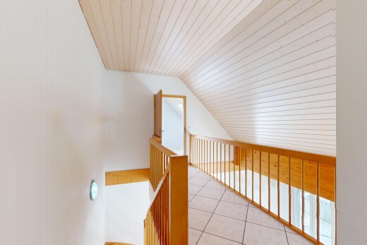 escaliers avec plafond voûté, vaulted ceiling, mezzanine, sol en carrelage, et tile floor