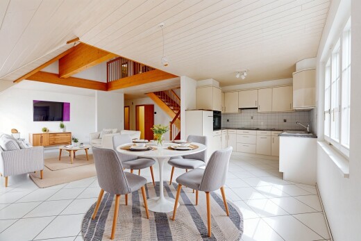 esszimmer mit natural light, natürliches licht, küchenrückwand beim Herd, tile floor, und fliesenboden