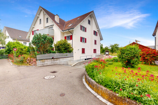 außenansicht mit property visible, day time, zaun, und stuckverkleidung