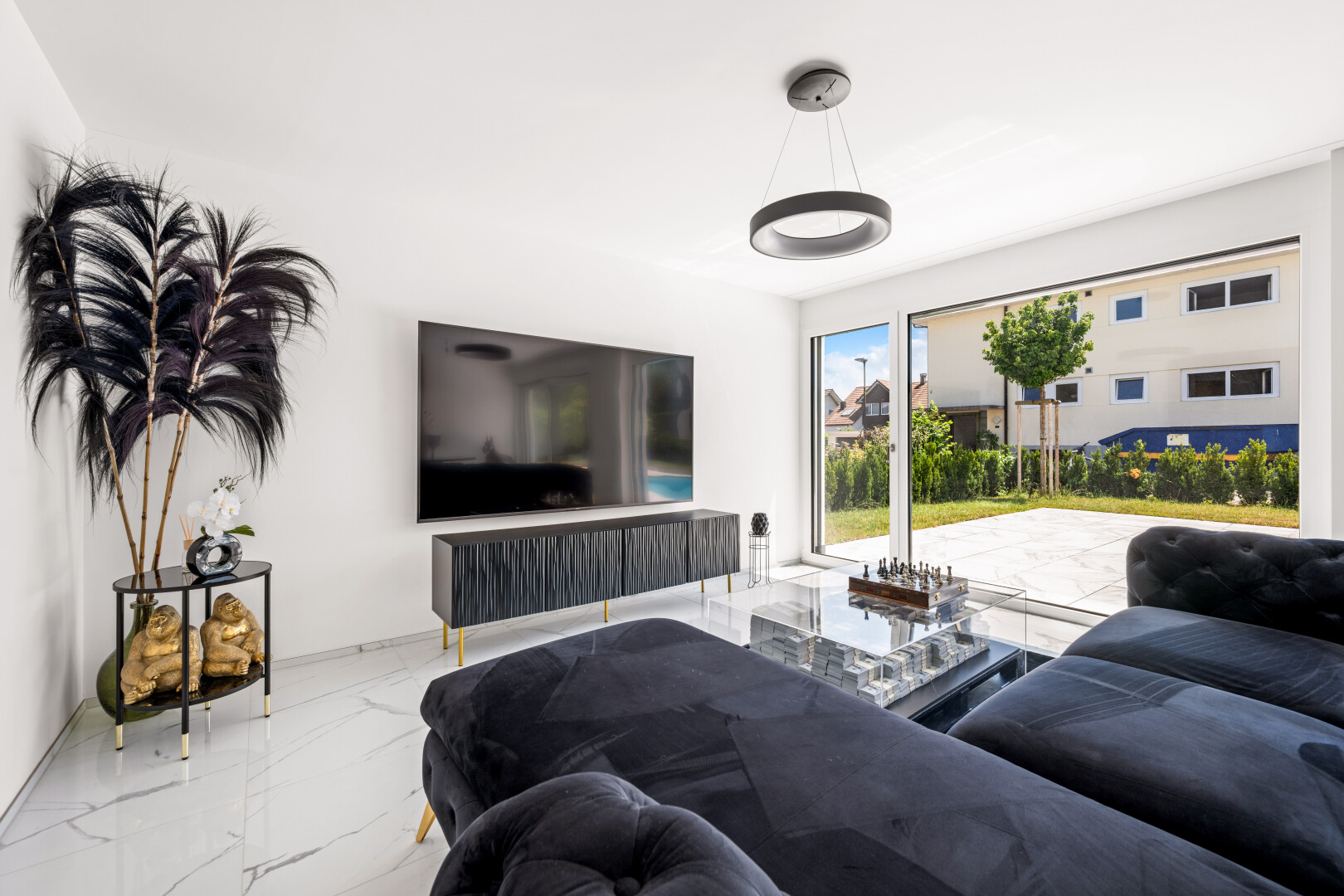 wohnzimmer mit fernseher, inside property, gipskartonwand, drywall, und natürliches licht
