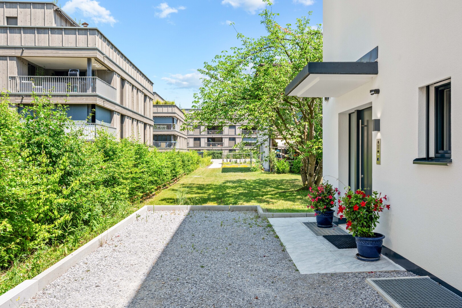 außenansicht mit day time, from property, apartment complex view, und blick auf wohnanlage