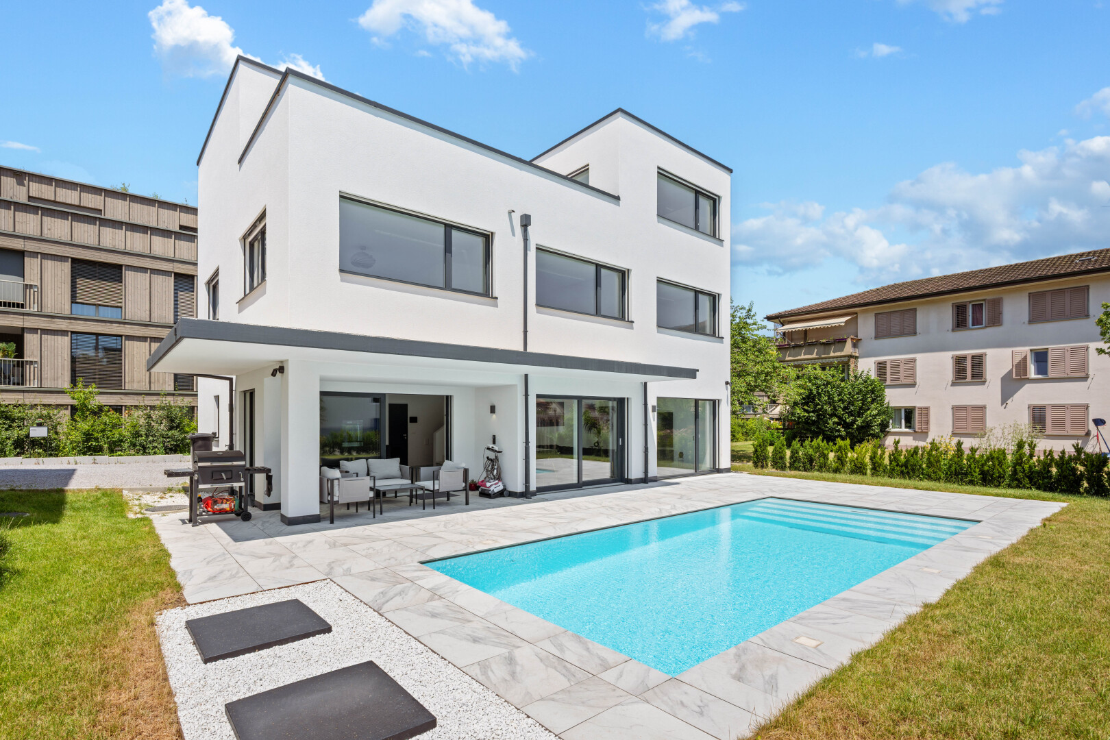 schwimmbad mit rasen, schwimmbad, terrasse, day time, und grill