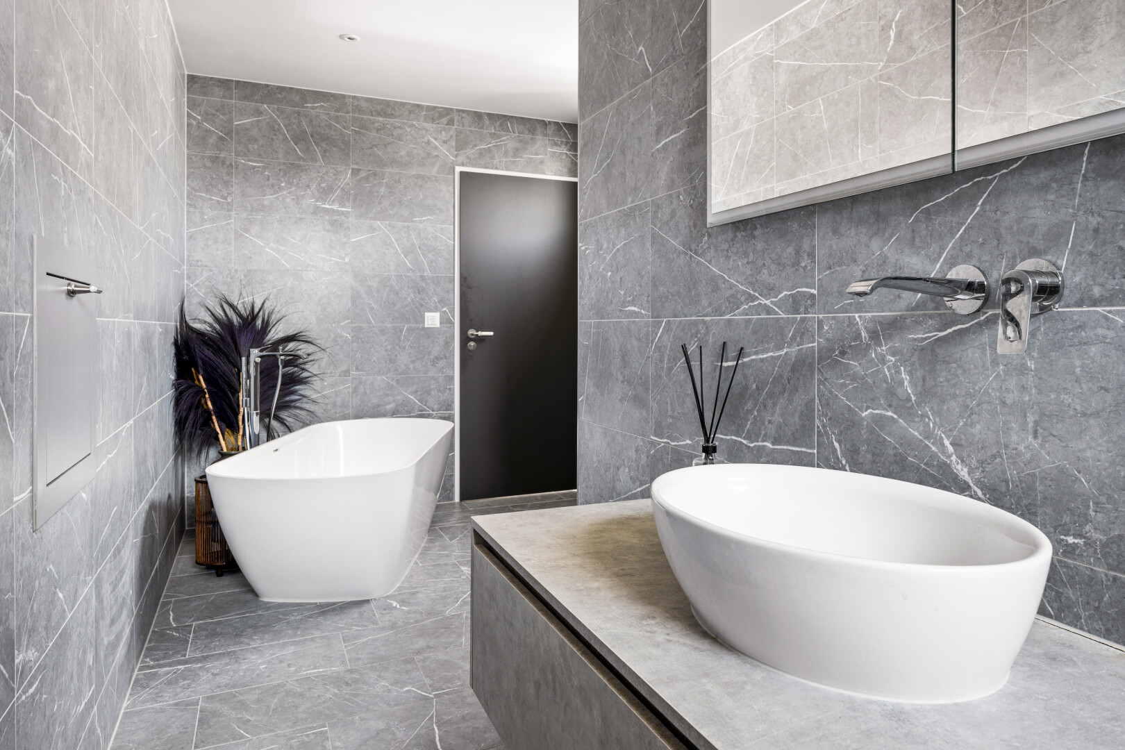 bad mit fliesenwand, tile wall, schminktisch, inside property, und bad