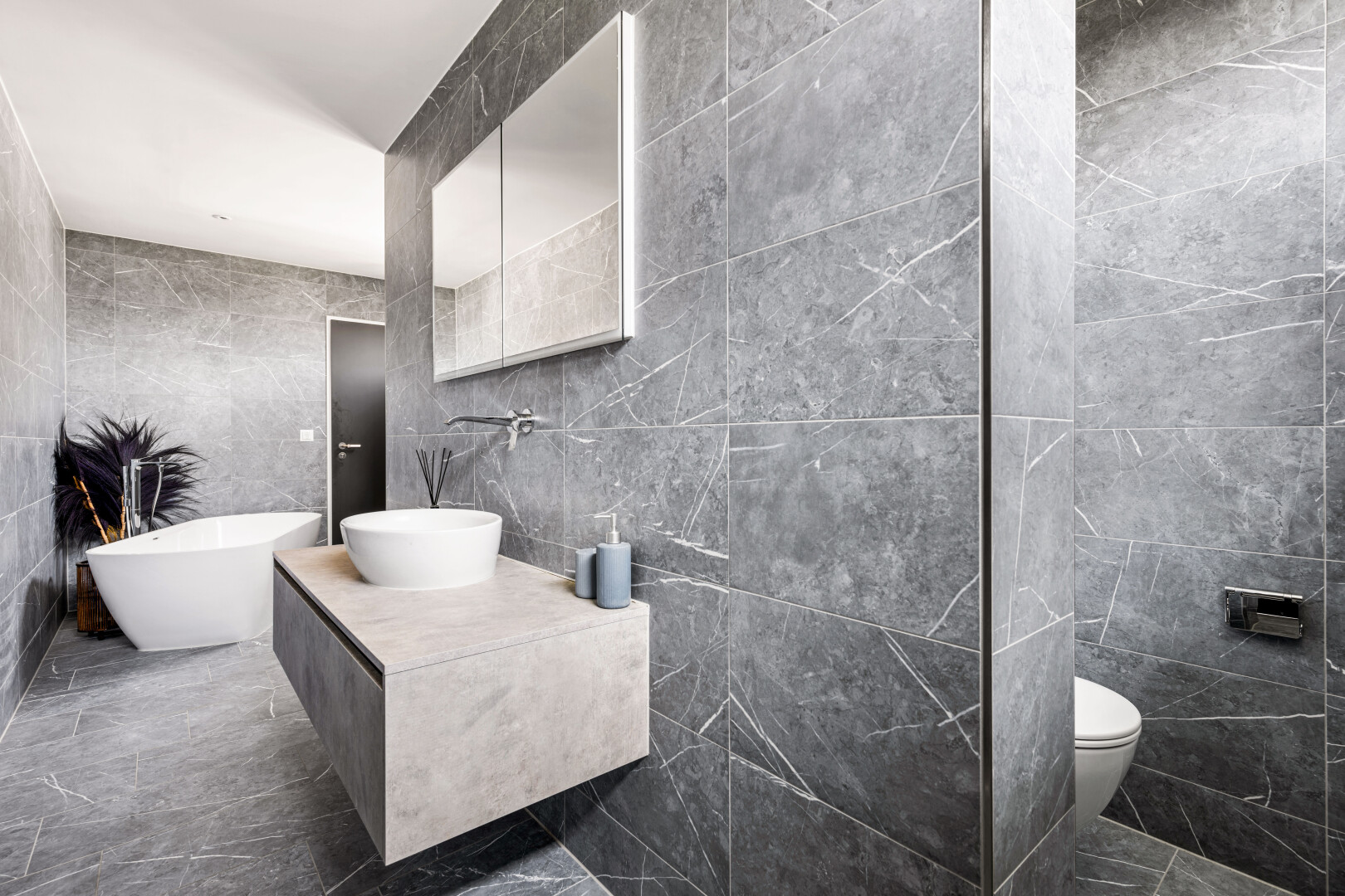 bad mit fliesenwand, tile wall, schminktisch, spiegel, und waschbecken