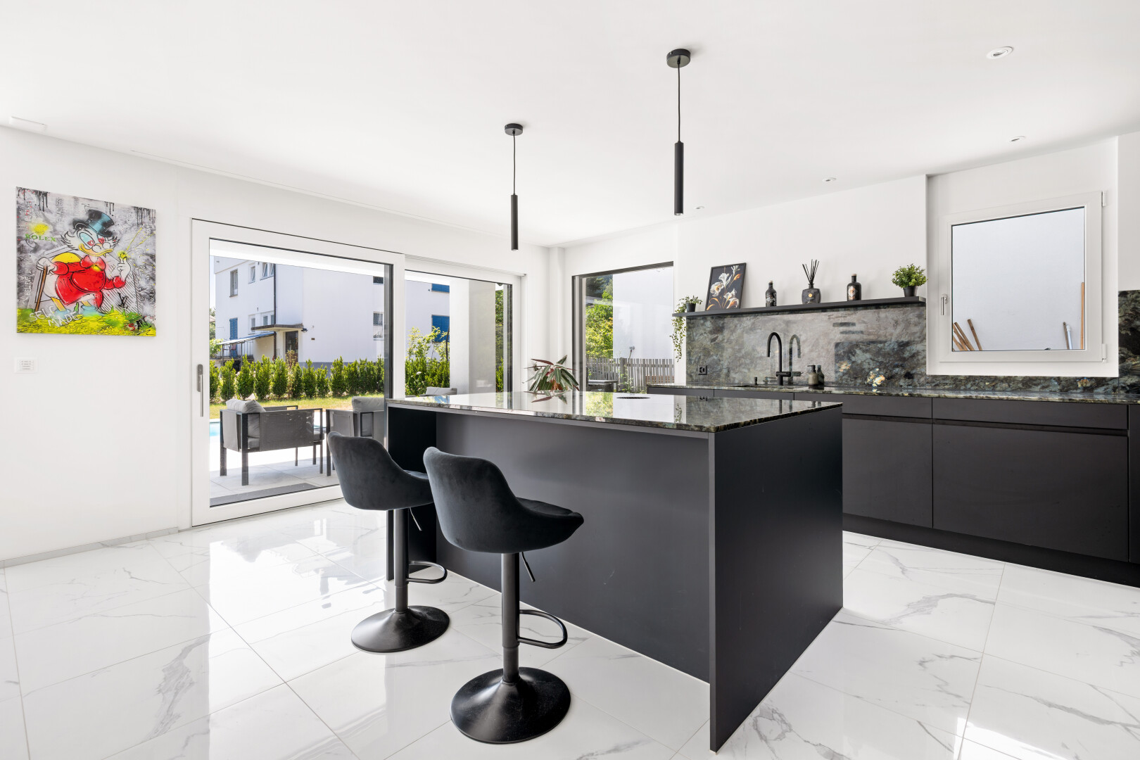küche mit flat panel cabinets, schränke mit flachen paneelen, gipskartonwand, drywall, und light floor