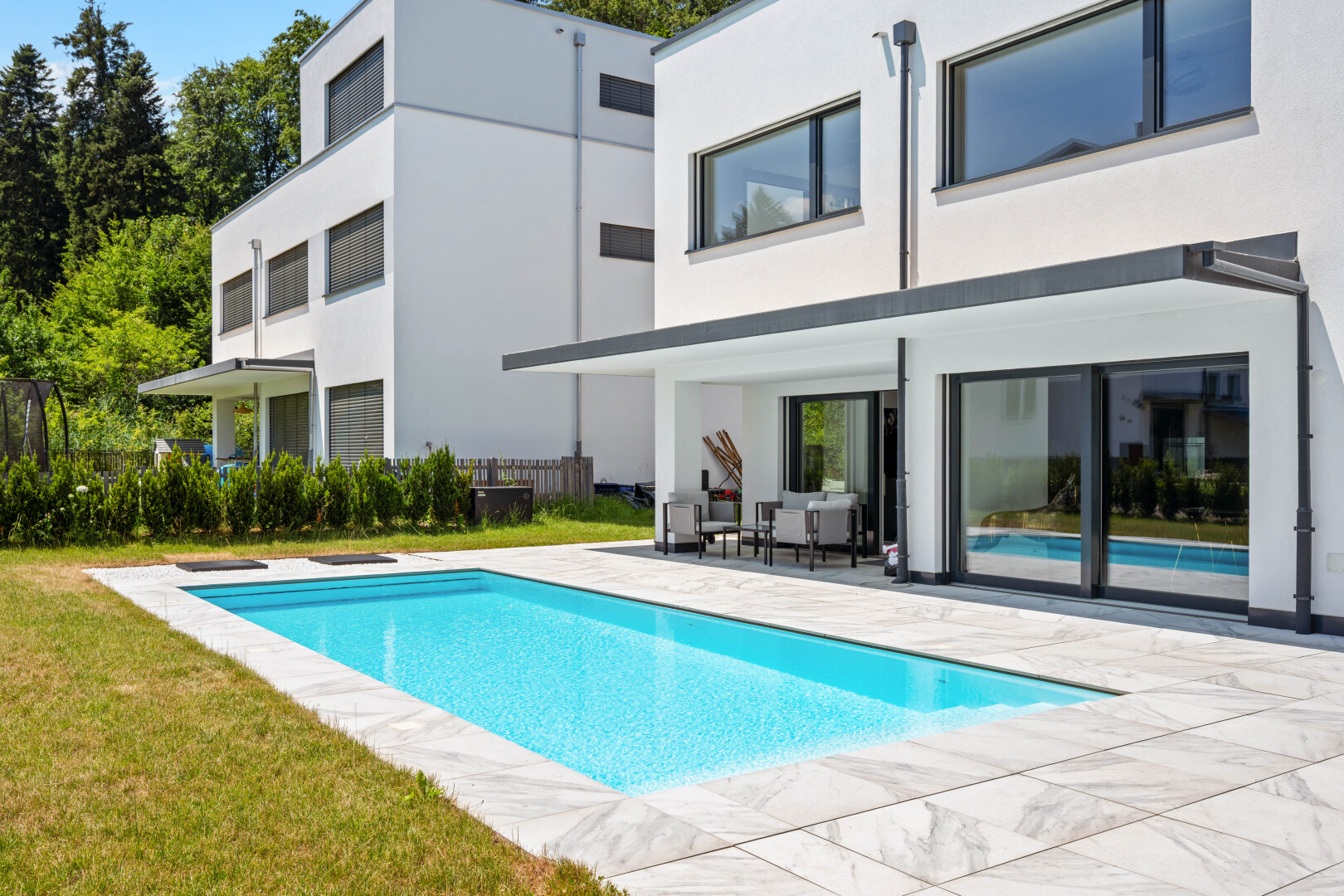 schwimmbad mit schwimmbad, day time, terrasse, rasen, und property visible