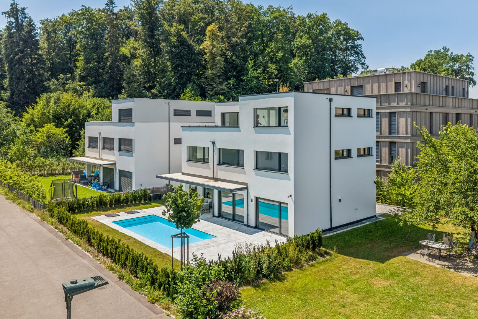 außenansicht mit schwimmbad, day time, und drone view