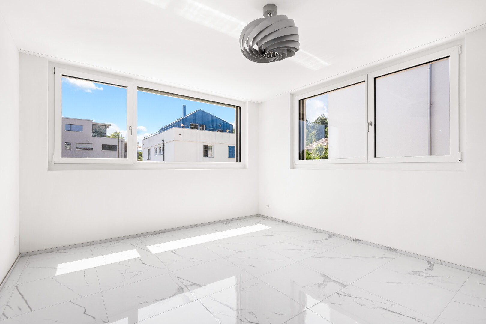 leerer raum mit gipskartonwand, drywall, marmorboden, marble finish floor, und natürliches licht