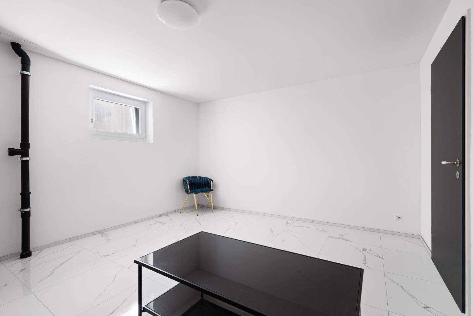innenraum mit keller, gipskartonwand, drywall, natürliches licht, und natural light