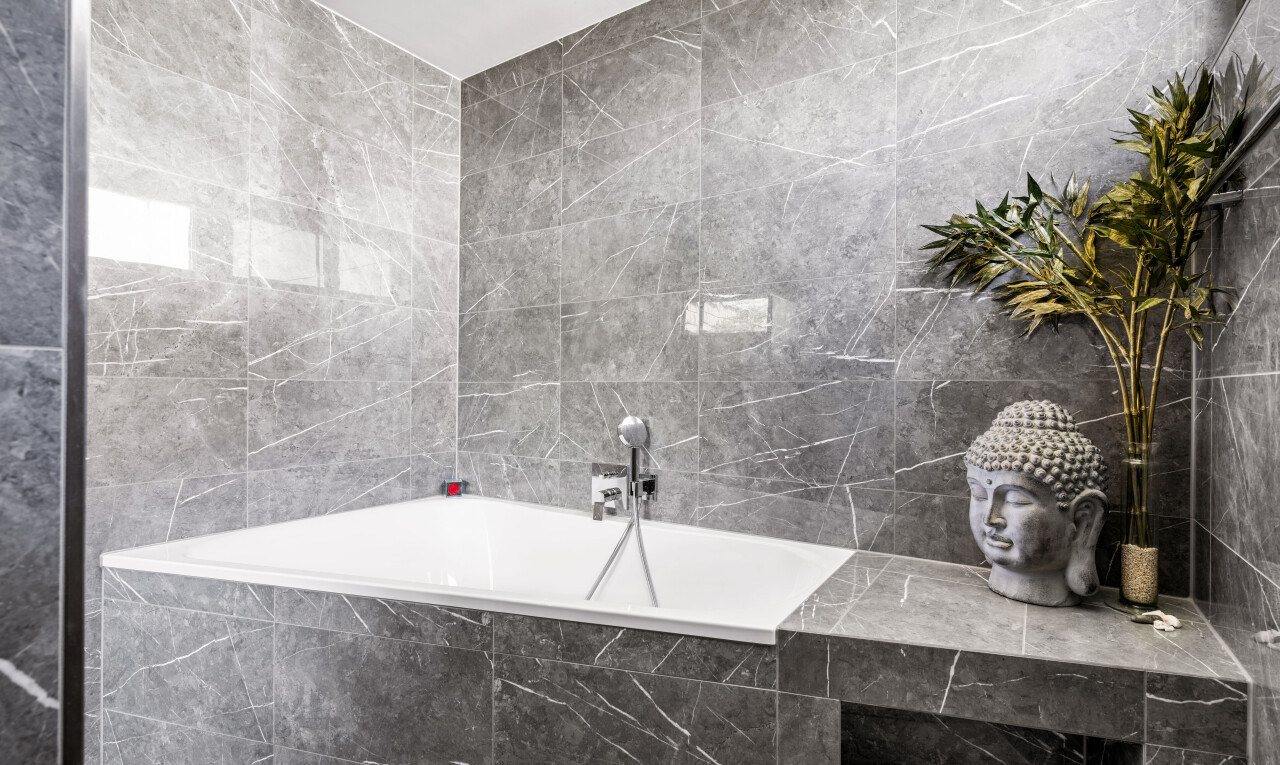 bad mit inside property, bad, fliesenwand, tile wall, und komplettes badezimmer