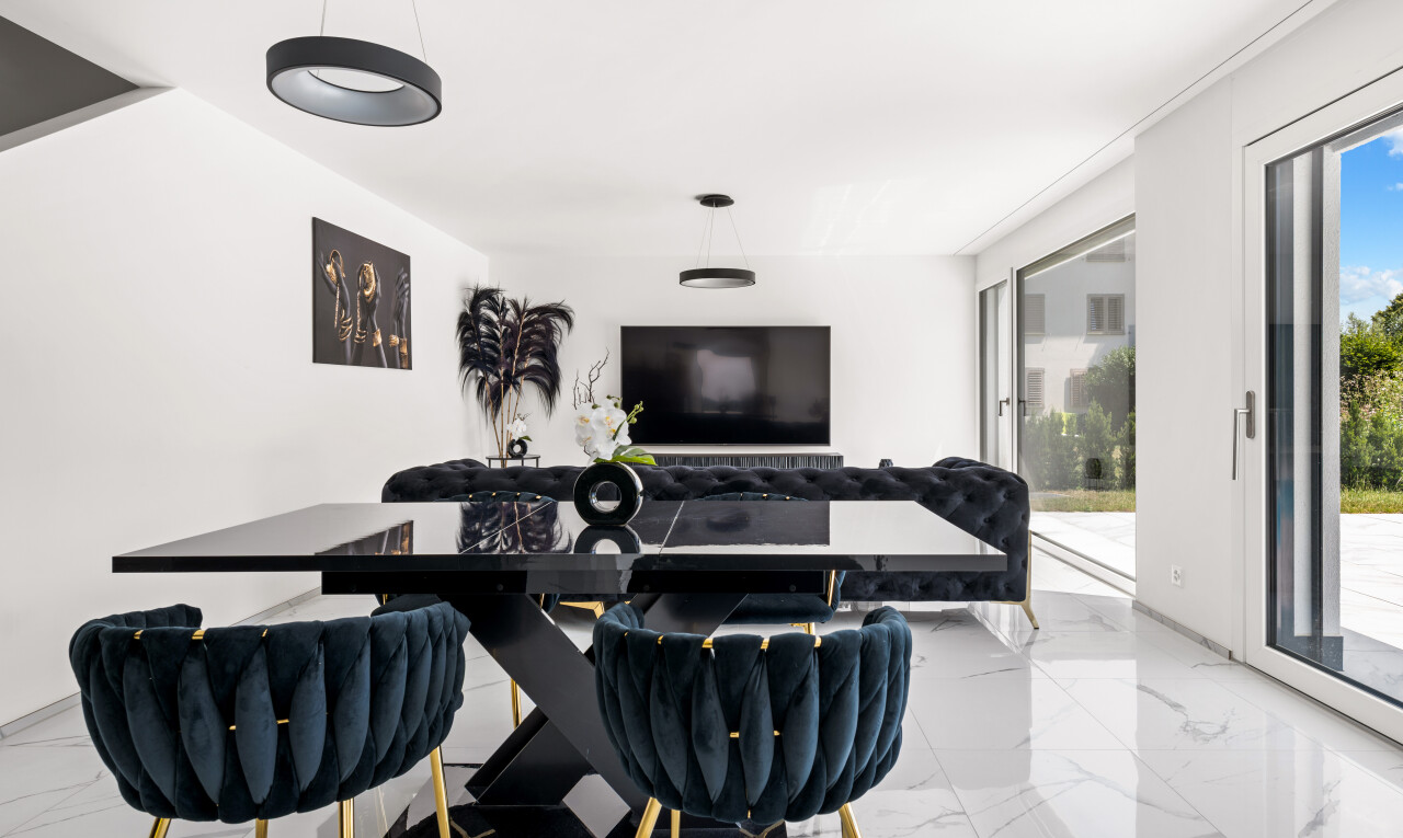 wohnzimmer mit marmorboden, marble finish floor, gipskartonwand, drywall, und fernseher