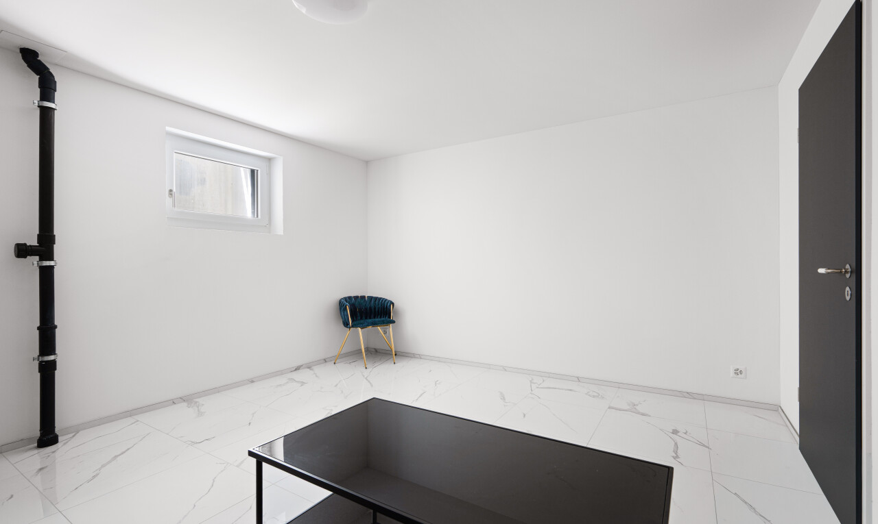 innenraum mit keller, gipskartonwand, drywall, natürliches licht, und natural light