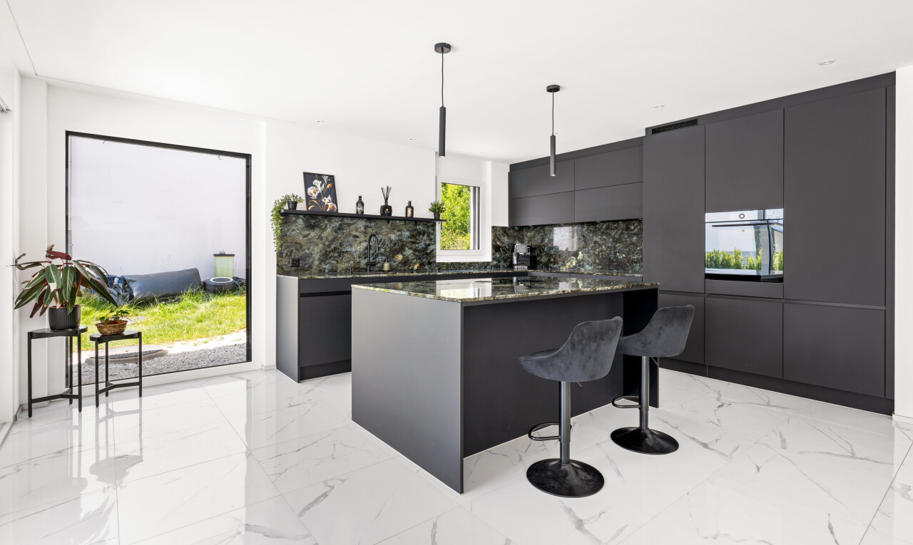 küche mit light floor, schränke mit flachen paneelen, flat panel cabinets, küchenrückwand beim herd, und küchenrückwand beim Herd