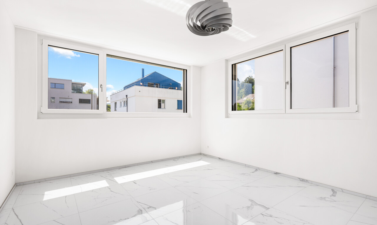 leerer raum mit gipskartonwand, drywall, marmorboden, marble finish floor, und natürliches licht