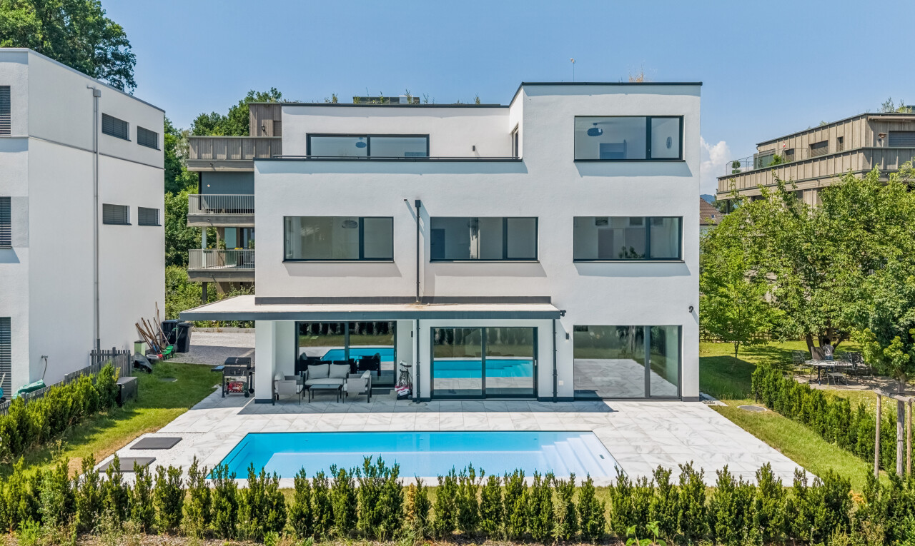 schwimmbad mit schwimmbad, terrasse, wohnraum im freien, day time, und balkon