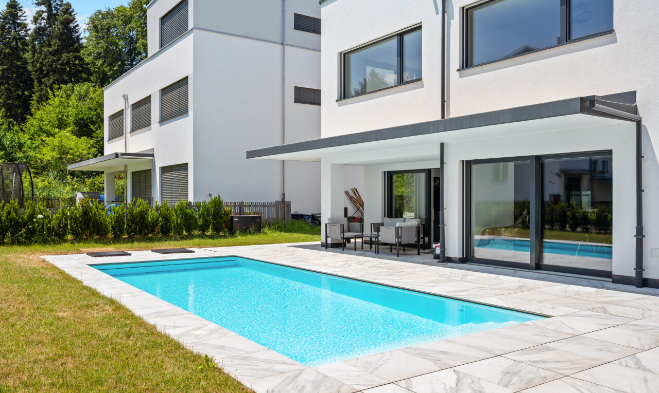 schwimmbad mit schwimmbad, day time, terrasse, rasen, und property visible