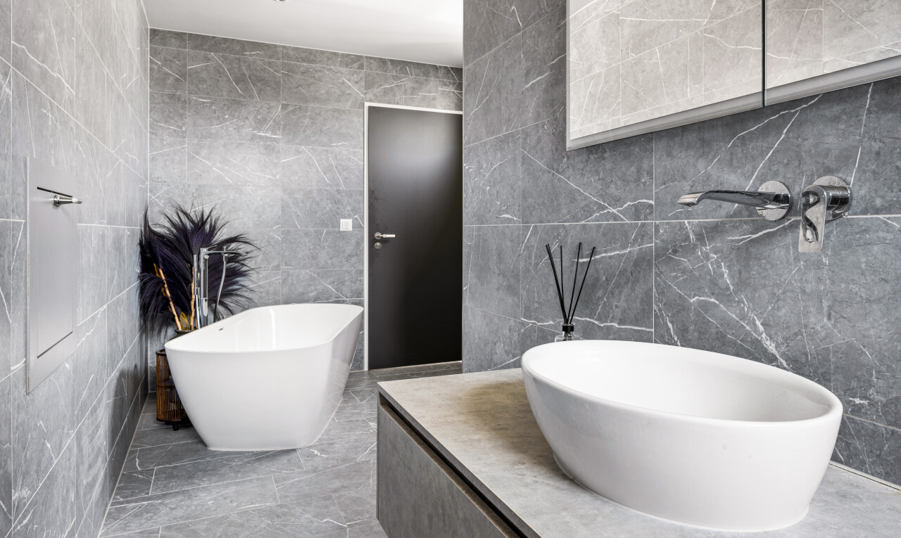 bad mit fliesenwand, tile wall, schminktisch, inside property, und bad