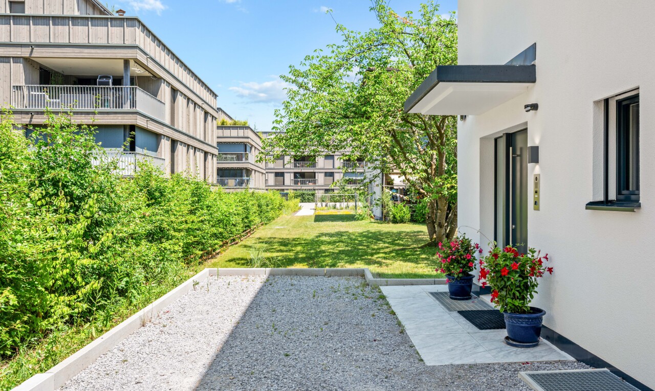 view of apartment building / complex