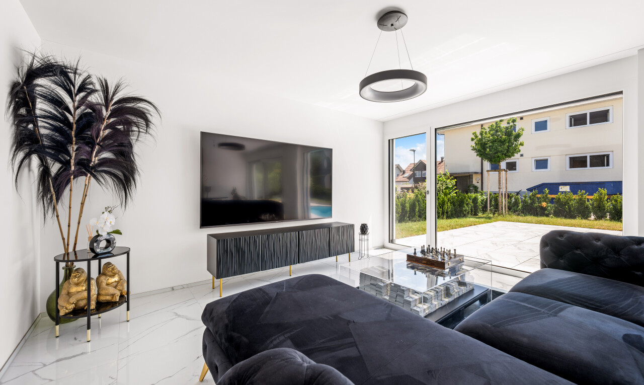 wohnzimmer mit fernseher, inside property, gipskartonwand, drywall, und natürliches licht
