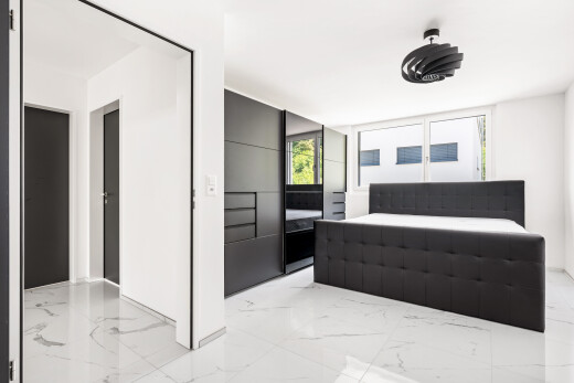 zimmer / schlafzimmer mit gipskartonwand, drywall, inside property, natürliches licht, und natural light
