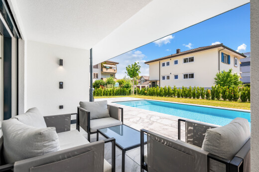 schwimmbad mit wohnraum im freien, terrasse, schwimmbad, day time, und from property