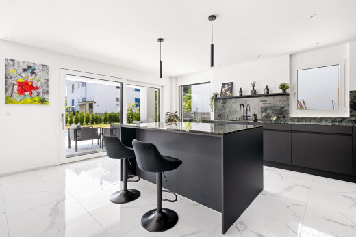 küche mit flat panel cabinets, schränke mit flachen paneelen, gipskartonwand, drywall, und light floor