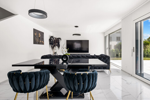 wohnzimmer mit marmorboden, marble finish floor, gipskartonwand, drywall, und fernseher