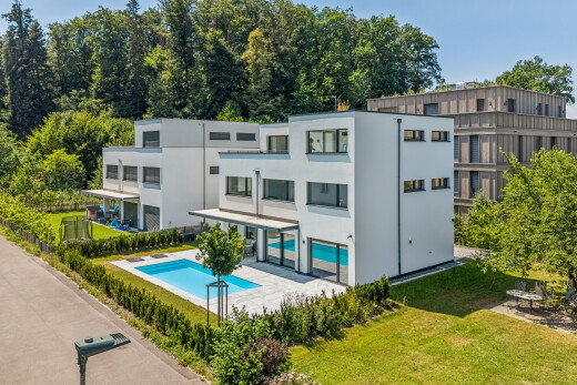 außenansicht mit schwimmbad, day time, und drone view