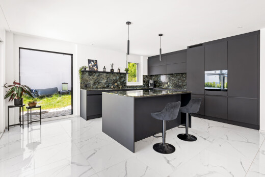 küche mit light floor, schränke mit flachen paneelen, flat panel cabinets, küchenrückwand beim herd, und küchenrückwand beim Herd