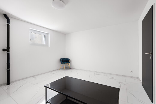 innenraum mit keller, gipskartonwand, drywall, natürliches licht, und natural light
