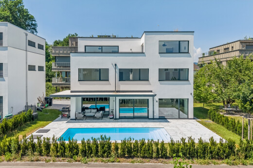 schwimmbad mit schwimmbad, terrasse, wohnraum im freien, day time, und balkon