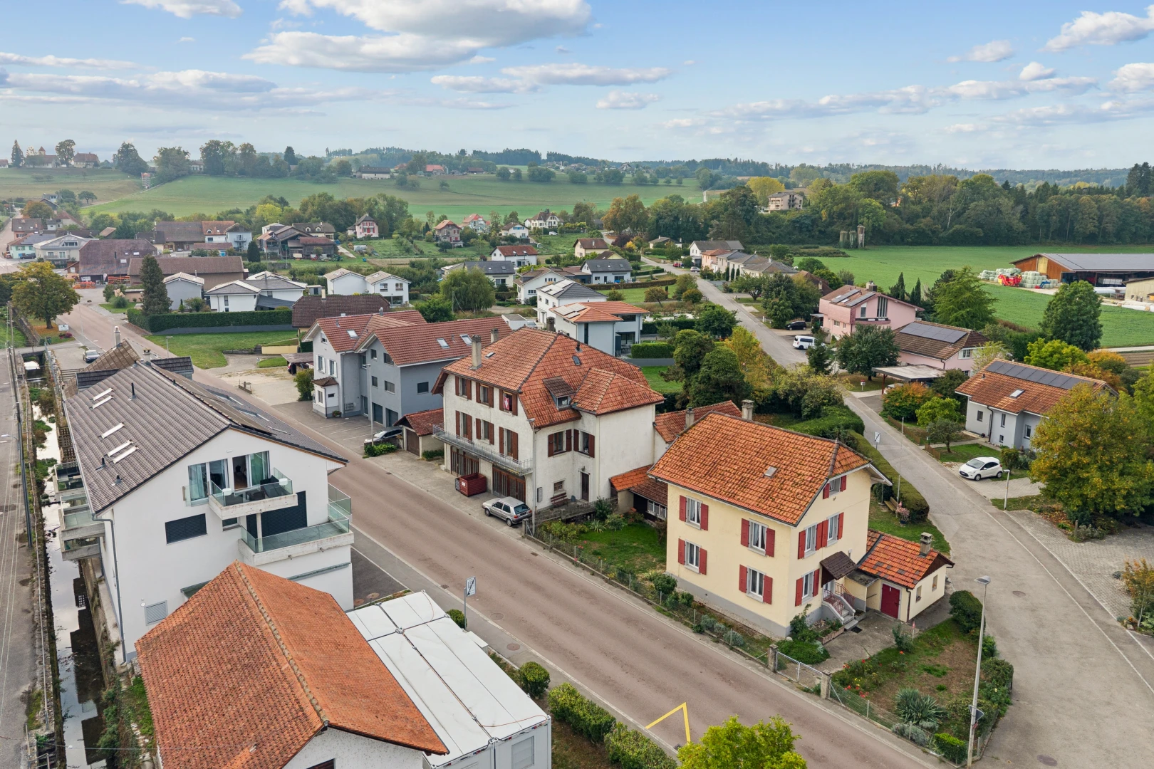 view of home featuring a residential view and street lighting