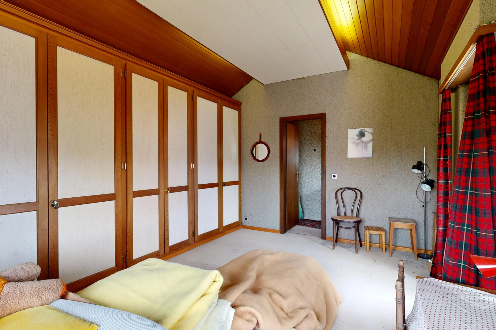 living area featuring vaulted ceiling and baseboards