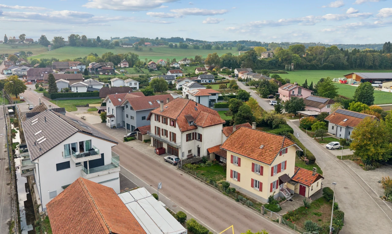 view of home featuring a residential view and street lighting