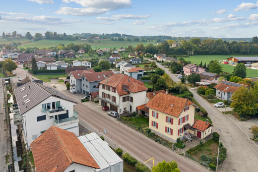 view of home featuring a residential view and street lighting